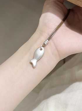 复古磨砂小鱼饼干吊坠项链女2025