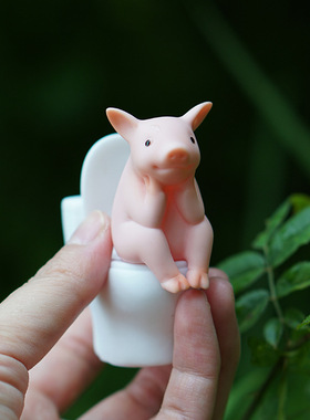 可爱小猪马桶摆件仿真动物猪猪模型精致上卫生间拉屎搭子装饰摆件