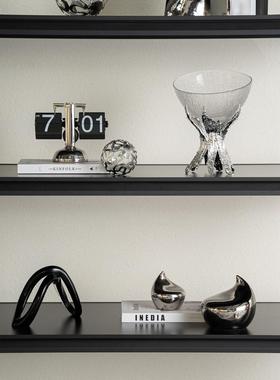 轻奢风格高端银色组合电视小众沙发背景墙开放式网格饰品简单样板