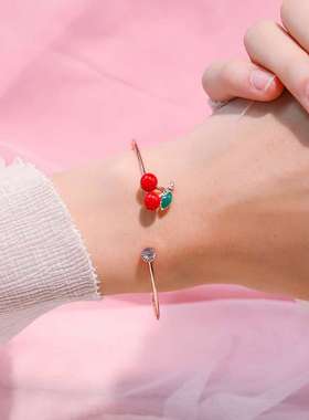 极简风樱桃手镯女手饰品网红年轻款ins小众设计手链可爱日系软妹