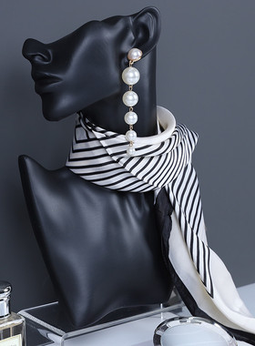 样板间衣帽间组合装饰品摆件现代轻奢风梳妆台化妆台软装搭配套装