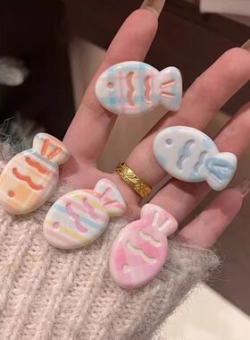 少女奶油色可爱小鱼发夹