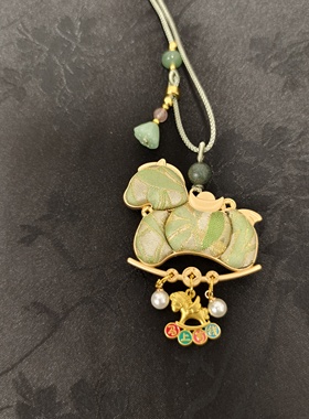 橙庐三彩萌马含香珠宋锦编绳项链