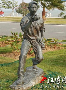 民国时期人物雕像玻璃钢仿铜老式相机拍照雕塑定制公园园林景观