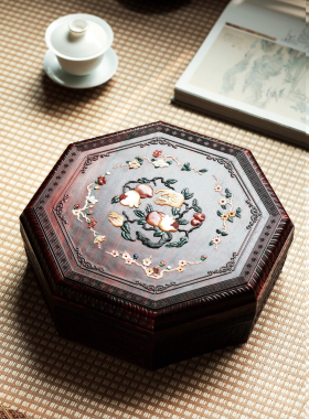 吴山居| 三多 百宝果盒  紫檀老料制作，盒盖百宝镶嵌， 内入九格