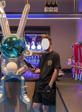 网红电镀发光太空兔落地玻璃钢摆件家居商场酒吧KTV门店橱窗装饰