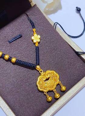 复古三生三世錾刻桃花黄金色古法平安锁纯金吊坠项链编绳送女友