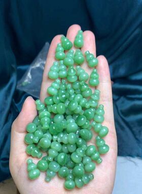 俄料和田碧玉【中号葫芦】品质如图带微微黑点，带有猫眼效应