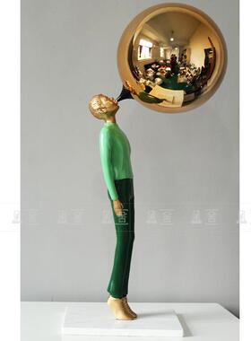 轻奢现代树脂吹气球男孩装饰工艺品样板房售楼处客厅玄关人物摆件