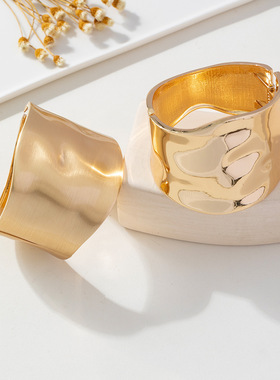 时尚欧美流行新款宽边合金手镯小众个性手环锤纹轻奢弹簧扣手镯