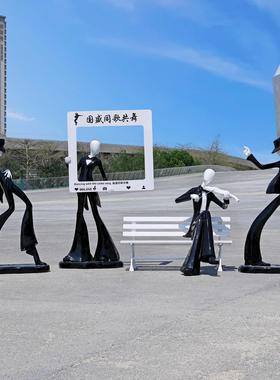 户外现代简约音乐人物运动人玻璃纤维雕塑公园广场网红装饰学校摆