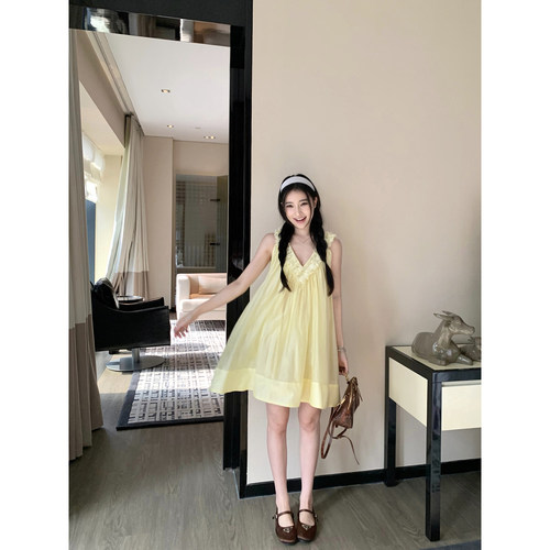 吴太甜 天丝蕾丝拼接裱花V领背心裙女度假风a字裙无袖阔摆连衣裙 - 图0