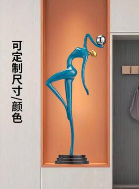 客厅入户玄关细高装饰摆件壁龛瘦长电视柜旁落地抽象艺术人物雕塑