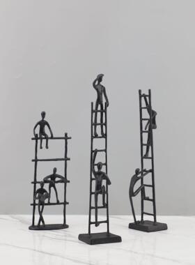 简约现代金属黑色攀登人物摆件样板房售楼部家居客厅创意软装饰品