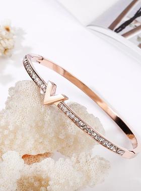 手镯金女18k玫瑰手环字母钻t手时尚锆石钛钢镶钻气质莫桑新款饰石