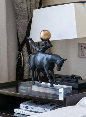 现代简样板房处售楼书约房客厅玄关床头牧马饰人摆件艺术雕塑B536