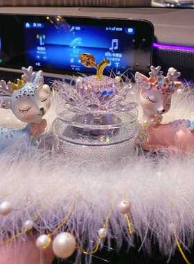 新款直销一路平安鹿汽车中控台装饰高档创意车载可爱男女神款车内