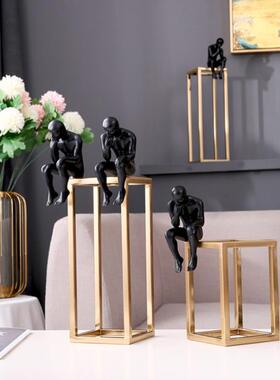 现代简约思考者人物金属摆件样板间摆设客厅书房书桌书柜酒柜装饰