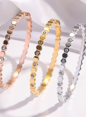 手镯女欧美时尚锆石手镯菱格纹不锈钢饰品小众潮简约手饰手环