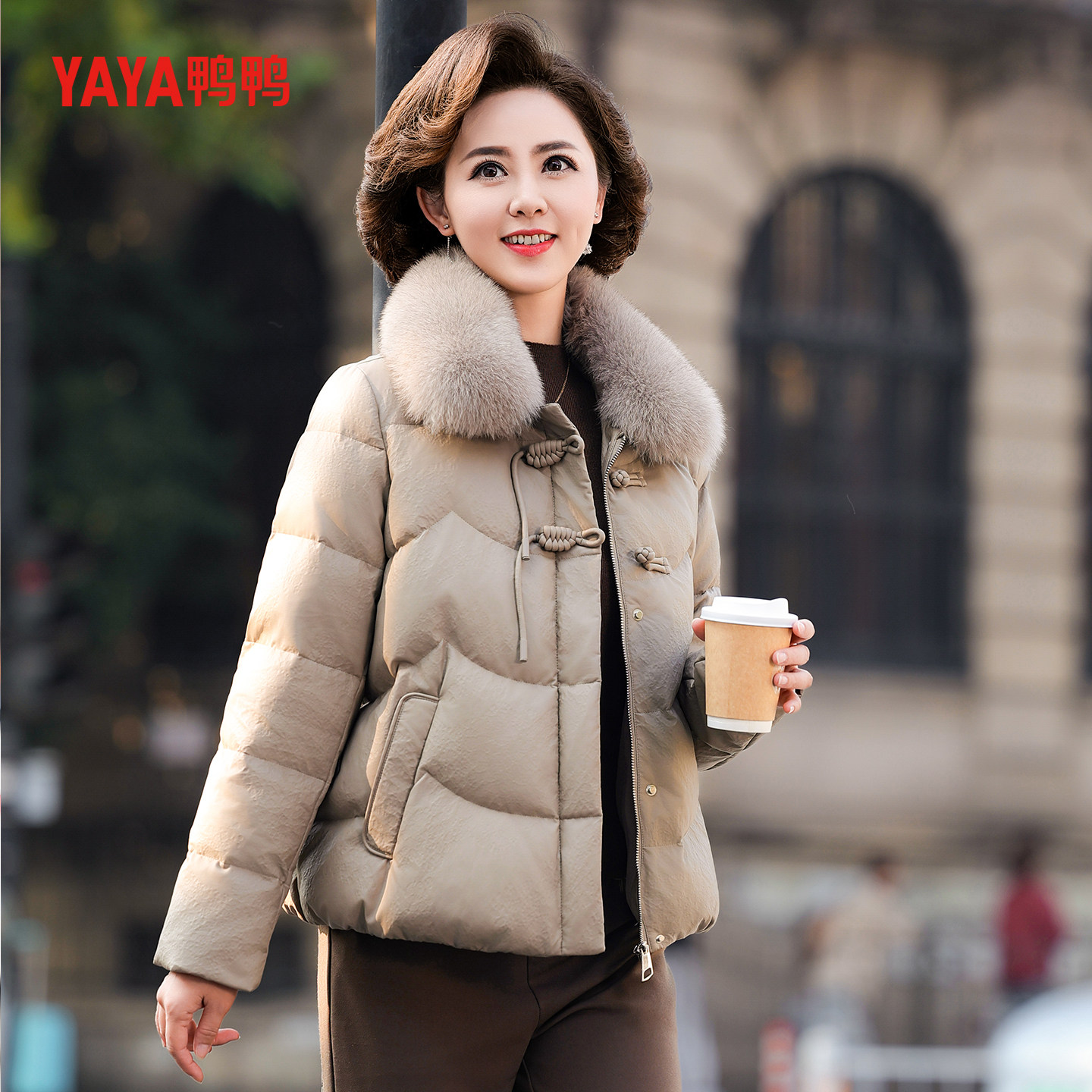 YAYA鸭鸭羽绒服女2025年反季妈妈装加厚保暖时尚狐狸毛领皮面外套