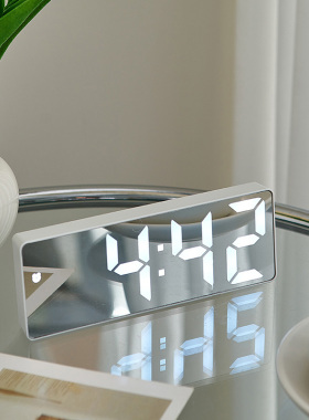 in风LED时钟创意电脑桌面学生书桌工位办公室装饰小摆件房间物