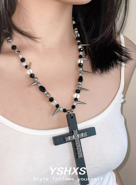 黑色十字架吊坠铆钉拼接项链