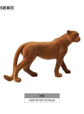 现代简约棕色植绒豹子动物摆件客厅电视柜软装家居饰品树脂工艺品