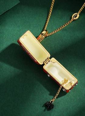 时尚设计感珐琅彩釉红色巴士可打开汽车吊坠项链迷你黑色小狗挂坠