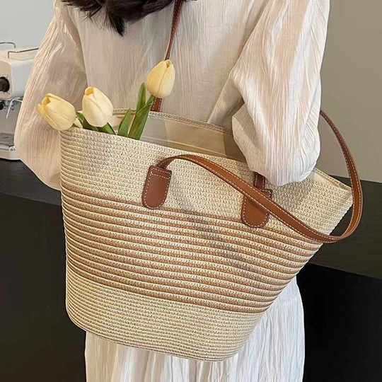One-shoulder crossbody large straw bag