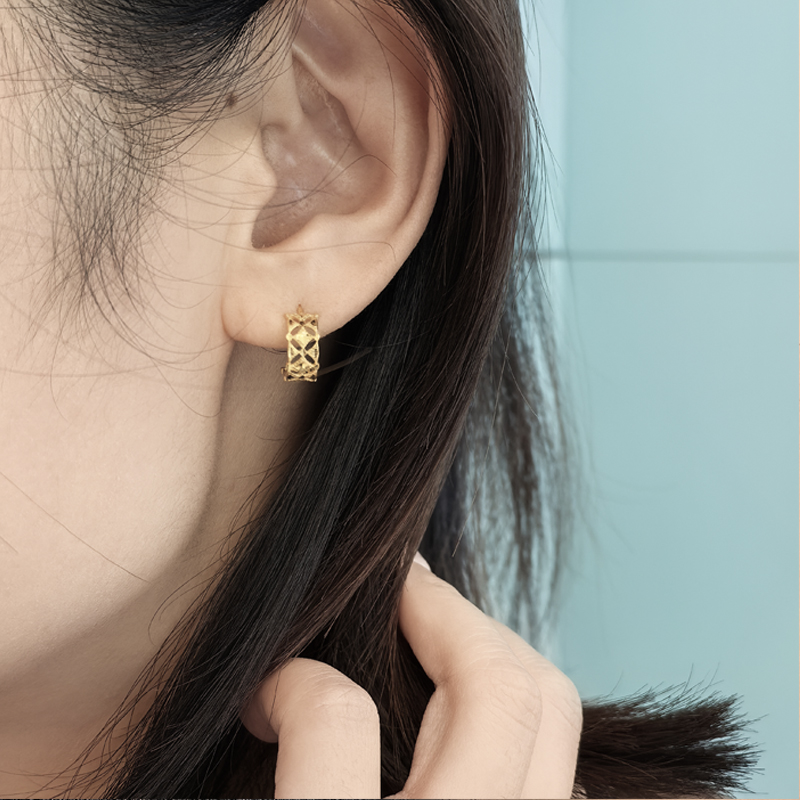 新航黄金足金5G镂空耳钉耳扣半圈女小众耳饰纯金直针送女友礼物