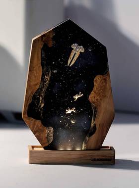 跨境热卖星际穿越飞船和宇航员树脂夜灯手工实木树脂男生礼物