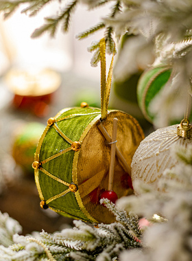 速发 圣诞节装饰摆件绒布圣诞树小鼓圣诞鹿摆设对日派节礼橱物窗