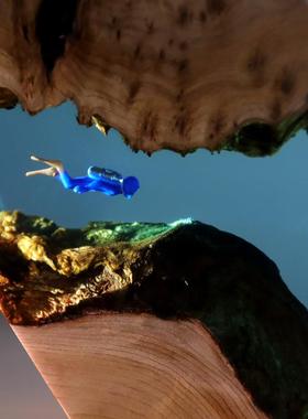 手工制作定制 溶洞鲸鱼潜水员桌面摆件实木树脂灯 海洋艺术工艺品