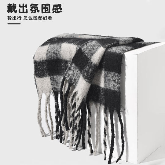 Yu Shuxin’s matching plaid scarf keeps warm and thickened
