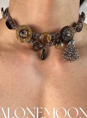 原创 黑金木纹中式朋克钛钢项链覆古黄铜做旧钮扣锁骨链