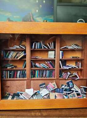 跨境新款Shake Away Your Anxiety 创意抗焦虑书架小摆件解压礼物