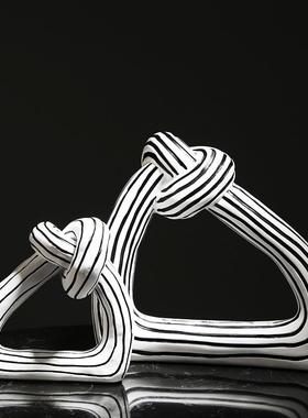 轻奢现代创意装饰摆件家居样板房玄关书架黑白线条几何绳结装饰品