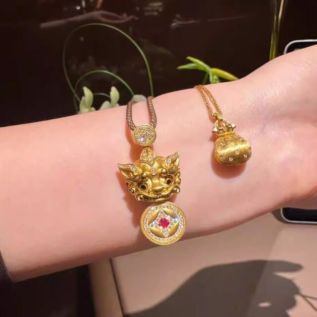 Wei Xue's gold-plated silver-eye movable pixiu swallowing gold beast coin-encrusted diamond pendant versatile sweater necklace