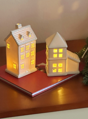 北欧圣诞陶瓷带灯窗户小房子氛围感高级感圣诞节装饰品桌面摆件