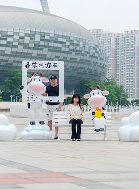 户外卡通玻璃钢奶牛雕塑摆件幼儿园云朵公园景区动物大型落地装饰