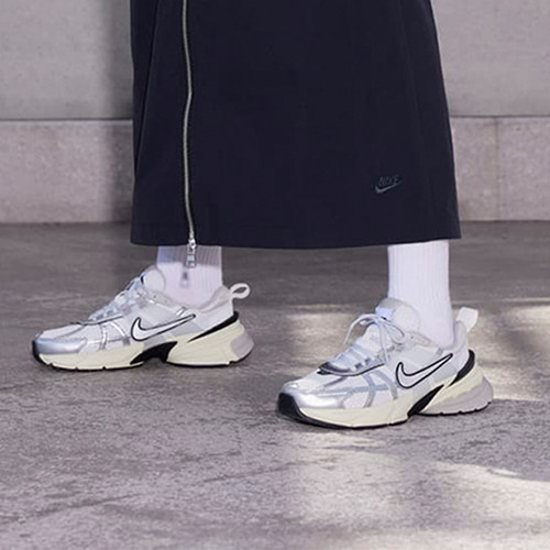 Nike/耐克正品V2K Runtekk女士训练运动回弹跑步老爹鞋FD0736-101 - 图1