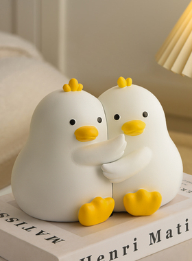 ins风可爱抱抱鸭书挡摆件办公室书房桌面M书架客厅卧室酒柜装饰品