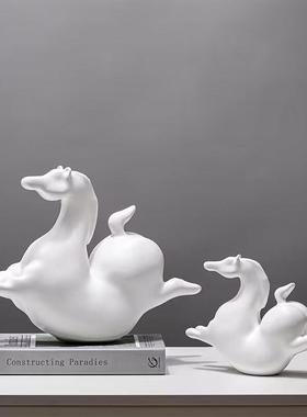 现代简约红色抽象马摆件样板间客厅办公室玄关犀牛飞马动物装饰品