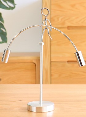 牛顿摆办公室桌创意减压不倒翁铁人平衡反重力物理小摆件混沌旋转