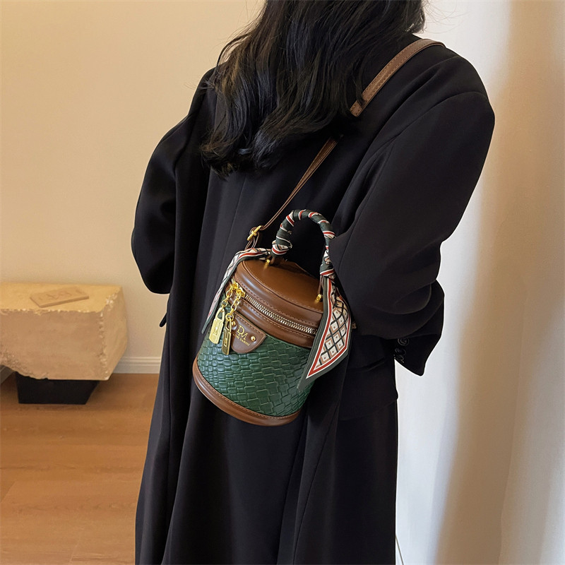 高级复古撞色小包包女2026新款时尚丝巾手提水桶包秋冬质感斜挎包,淘宝优惠券,粉丝福利购,淘宝优惠卷