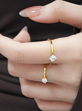 极细！一克拉小方钻戒指女轻奢高级感简约素圈仿真钻戒钛钢不掉色