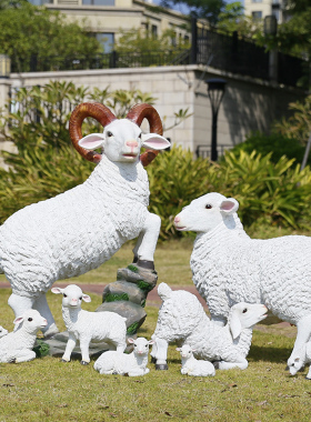 草坪地仿真绵羊山羊园林景观装饰小品玻璃钢动物模V型雕塑造景摆