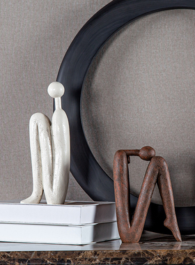 现代抽象雕塑人像摆件客厅酒柜书房样板房简约艺术坐姿人物装饰品