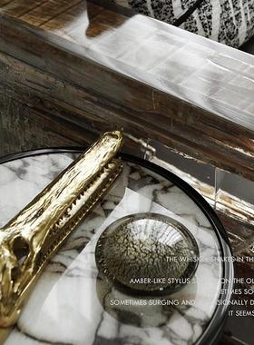 现代轻奢样板间书房大厅电镀金属鳄鱼头骨组合搭配软装饰品摆件