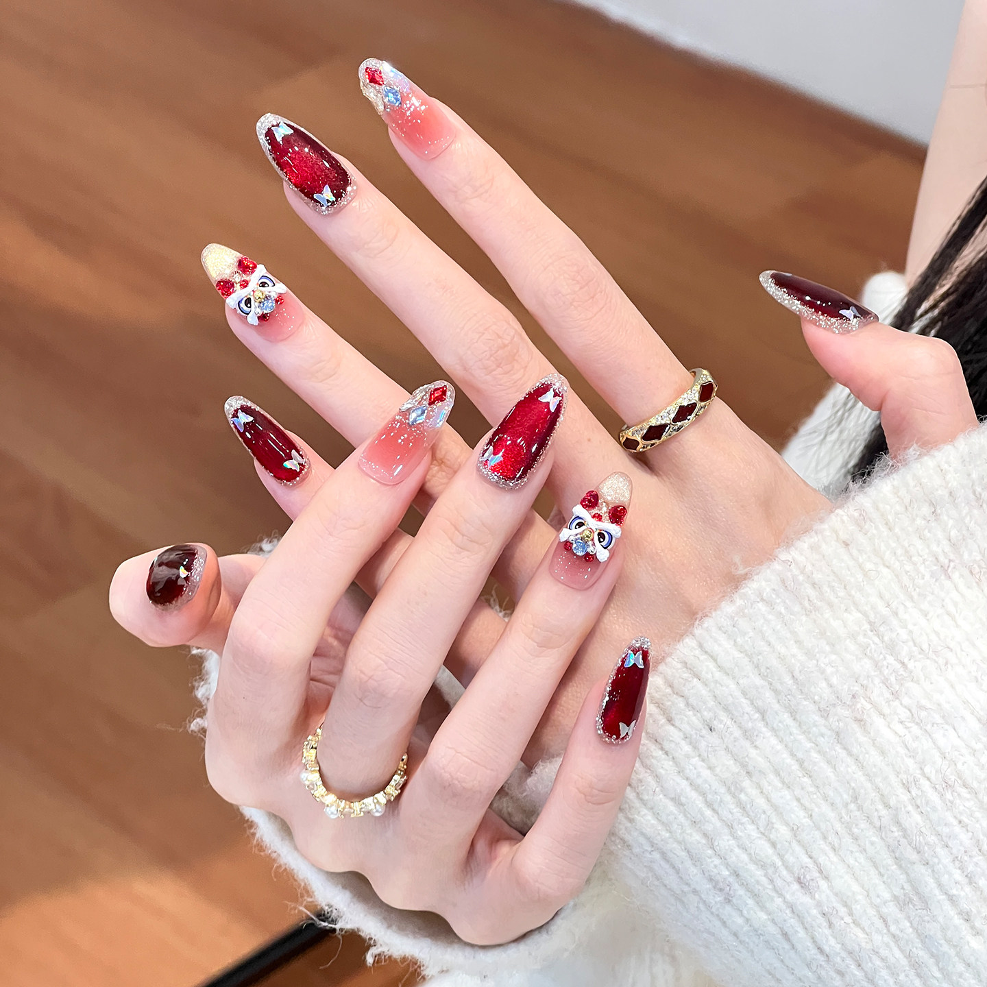 植兔来财醒狮穿戴甲中长款新年爆闪红色猫眼美甲显白高级轻奢贴片,淘宝优惠券,粉丝福利购,淘宝优惠卷